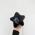 Sternförmige Umhängetasche aus schwarzem Lackleder mit eleganter goldener Kette - Schwarz
