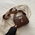 Sac caméra matelassé marron foncé avec large bandoulière jacquard et breloque cerf - Marron