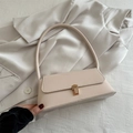 Bolso baguette minimalista de cuero crema con un elegante cierre metálico dorado - Blanco Roto