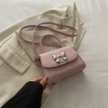 Schicke rosa Mini-Handtasche aus Leder mit silberner Schleife und abnehmbarem Schultergurt - Rosa
