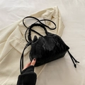Secchiello nero plissé minimalista con manico intrecciato e dettagli di coulisse - Nero