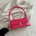 Sac baguette fuchsia en cuir verni avec fermoir métallique doré et anse courte - Rose rosé