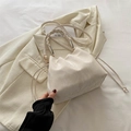 Borsa a secchiello a nuvola bianco crema con manico intrecciato e pieghe a coulisse - Bianco