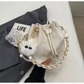 Détail du sac seau crème à cordon avec breloque monstre en peluche et anse tissée - Blanc Crème avec Pendentif