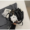 Détail du sac seau en velours noir à cordon avec boucles dorées et breloque pelucheuse - Noir Avec Pendentif