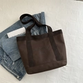 Borsa tote minimalista in tela marrone caffè con stampa fashion su sfondo a quadretti - Marrone