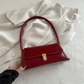 Bolso de hombro chic en charol granate con cierre dorado y acabado brillante - Marrón