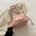 Elegante borsa a secchiello rosa a nuvola con trama marmorea e manico intrecciato - Rosa