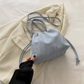 Secchiello azzurro minimalista con trama a pieghe e manico intrecciato alla moda - Blu