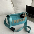 Große blaugrüne Nylontasche mit TREND-Patch und schwarzem Plüschball-Anhänger Detail - Mit Anhänger / Blau