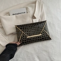 Schicke schwarze Briefumschlag-Clutch mit Krokoprägung und eleganten Goldmetallelementen - Schwarz