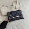 Dunkelblaue Umschlag-Clutch mit Krokodil-Muster und elegantem goldfarbenem Metallrand - Blau