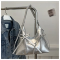 Dettaglio della borsa tote argento metallizzato con doppi fiocchi e cerniere decorative - Argento