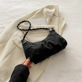 Schicke schwarze Baguette-Schultertasche mit Knitteroptik und gewebtem Trageriemen - Schwarz