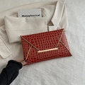 Rote Clutch im Umschlag-Stil mit Krokoprägung und Goldverzierung für Damen - Rot