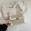 Bolso bandolera beige de retazos con tela texturizada, cierre metálico y correa larga - Blanco