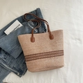 Schicke beige geflochtene Beuteltasche mit braunem Spitzenbesatz und Kunstledergriffen - Khaki