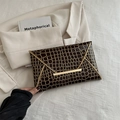 Damen-Umschlagtasche mit dunklem Krokodilmuster und goldenem Metallbesatz - Braun