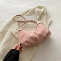 Rosa plissierte Schultertasche in Halbmondform mit geflochtenem Riemen im eleganten Stil - Rosa