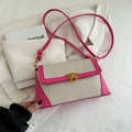 Bolso bandolera de lona beige con ribete de cuero rosa y cierre metálico dorado - rosa intenso