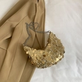 Schicke hobo-tasche mit goldenen pailletten und metallkette auf beigem blazer für damen - Gold