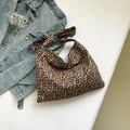 Schicke Tragetasche mit Leopardenmuster und breitem Schultergurt auf Jeansjacke - Leopard Braun