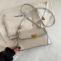 Bolso bandolera de cuero plateado y tejido beige con cierre giratorio dorado - Plateado