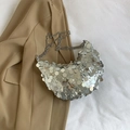 Schicke Halbmondtasche mit silbernen Pailletten und elegantem Metallkettenriemen - Silber