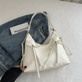 Weiße Schultertasche mit Schleifen und vertikalen Reißverschlüssen aus glattem PU - Weiß