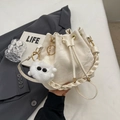 Sac seau blanc crème à cordon avec poignée tressée et breloque peluche sur veste - Beige Avec Pendentif
