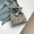 Dicke Canvas-Umhängetasche mit Leopardenmuster und breitem Schultergurt in Schwarz-Weiß - Leopard Beige