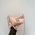 Borsa a spalla plissettata rosa con ciondolo a farfalla in argento e tracolla a catena - Rosa