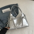 Silberne Metallic-Umhängetasche mit Schleifen-Details und Reißverschlüssen auf Weiß - Silber