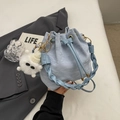 Sac seau bleu clair texture marbre avec cordon de serrage et breloque peluche monstre blanc - Bleu avec pendentif