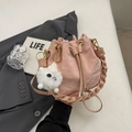 Sac seau rose plissé avec bandoulière tressée et charmant pendentif en forme de peluche - Rose Avec Pendentif