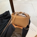 Sac bandoulière beige vintage avec gaufrage rich rabbit et fermoir doré métallique - Kaki