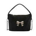 Bolso bandolera minimalista de cuero PU negro con textura plisada y lazo metálico plata - Negro