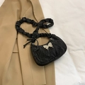 Sac à bandoulière noir plissé avec breloque papillon et détails de sangle froncée - Noir