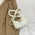 Sac demi-lune blanc chic avec bandoulière plissée et breloque nœud argenté élégant - Blanc