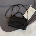 Bolso de mano de lentejuelas negras brillantes con solapa para un estilo elegante - Negro
