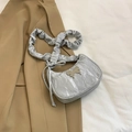 Sac à bandoulière argenté plissé avec finition métallique et boucle papillon chic - Argent