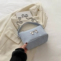 Hellblaue Handtasche mit Marmormuster, silberner Schleife und Kettenriemen im Korea-Stil - Blau
