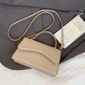 Bolso bandolera beige de textura tejida con solapa, asa y correa ajustable - Dorado