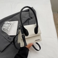 Mini borsa a tracolla bicolore in pelle bianca e nera con logo in metallo JINGPIN - Bianco avorio