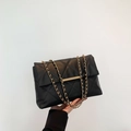 Borsa a tracolla trapuntata nera minimalista con catena dorata e fibbia rettangolare - Nero
