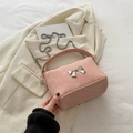 Rosa Handtasche mit Marmorstruktur, silberner Schleife und eleganter Metallkette - Rosa
