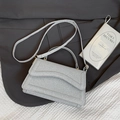 Bolso bandolera plateado con textura tejida y acabado metálico con asa superior - Plateado