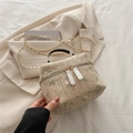Sac boîte tissé beige avec broderie florale verte et bandoulière chaîne dorée - Blanc
