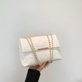 Elegante borsa a tracolla trapuntata bianca con catena dorata e dettagli in metallo - Bianco