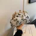 Elegante bolso de fiesta vintage con bordado de mariposa dorada y correa de cadena de metal - Blanco